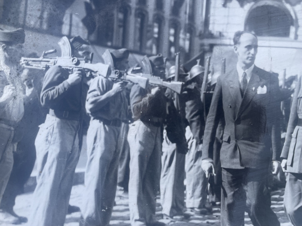 Large Photo Of General De Gaulle -photo-2