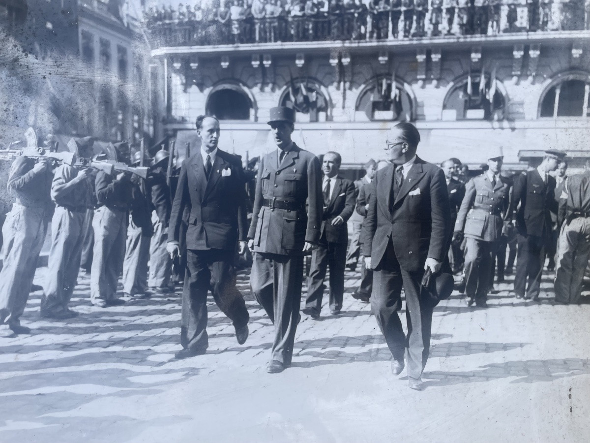 Large Photo Of General De Gaulle -photo-4