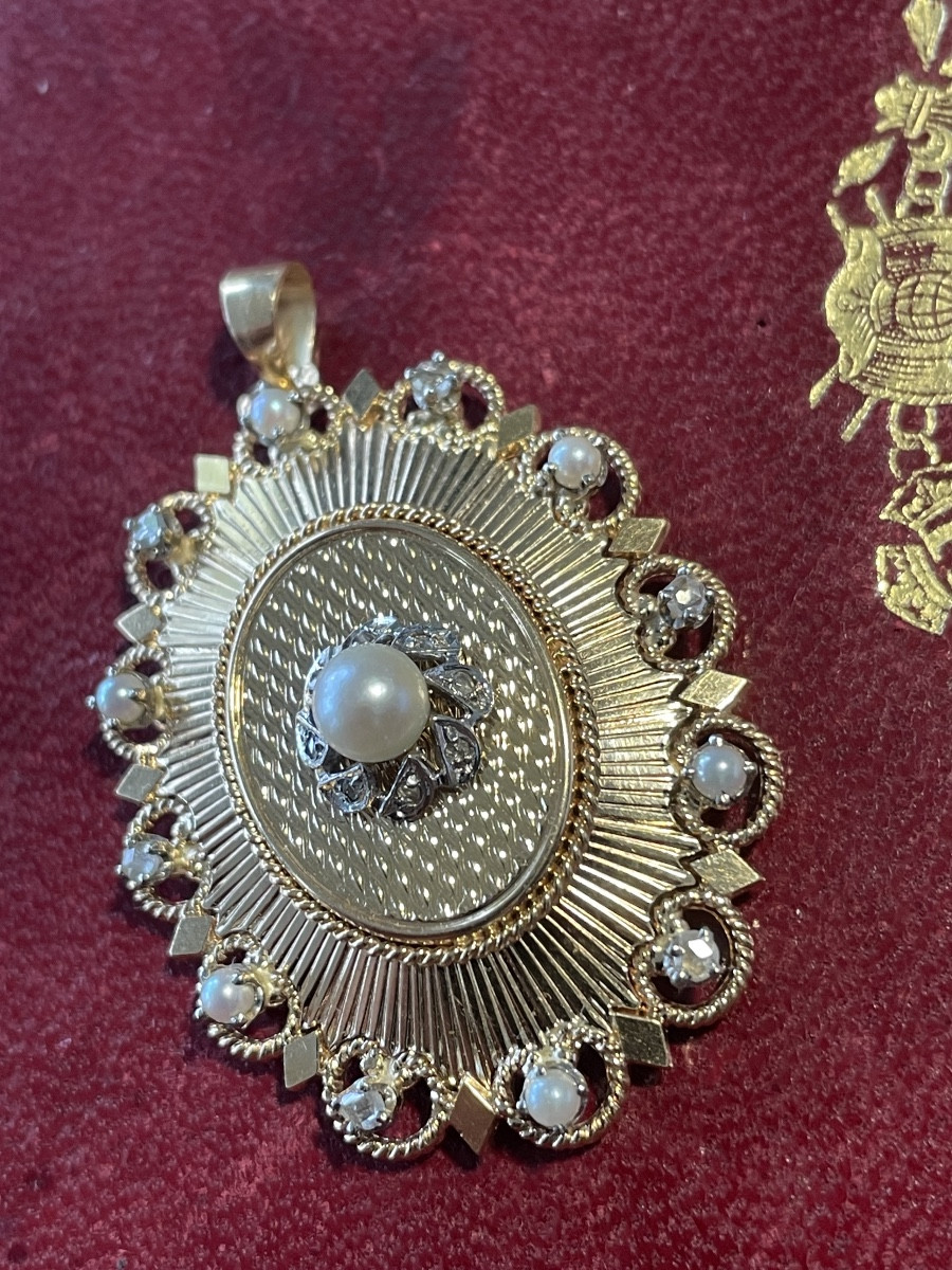 Gold Pendant With Pearls And Diamonds 