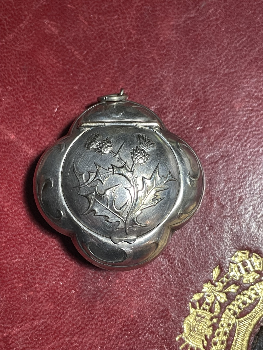 Boîte à maquillage argent 