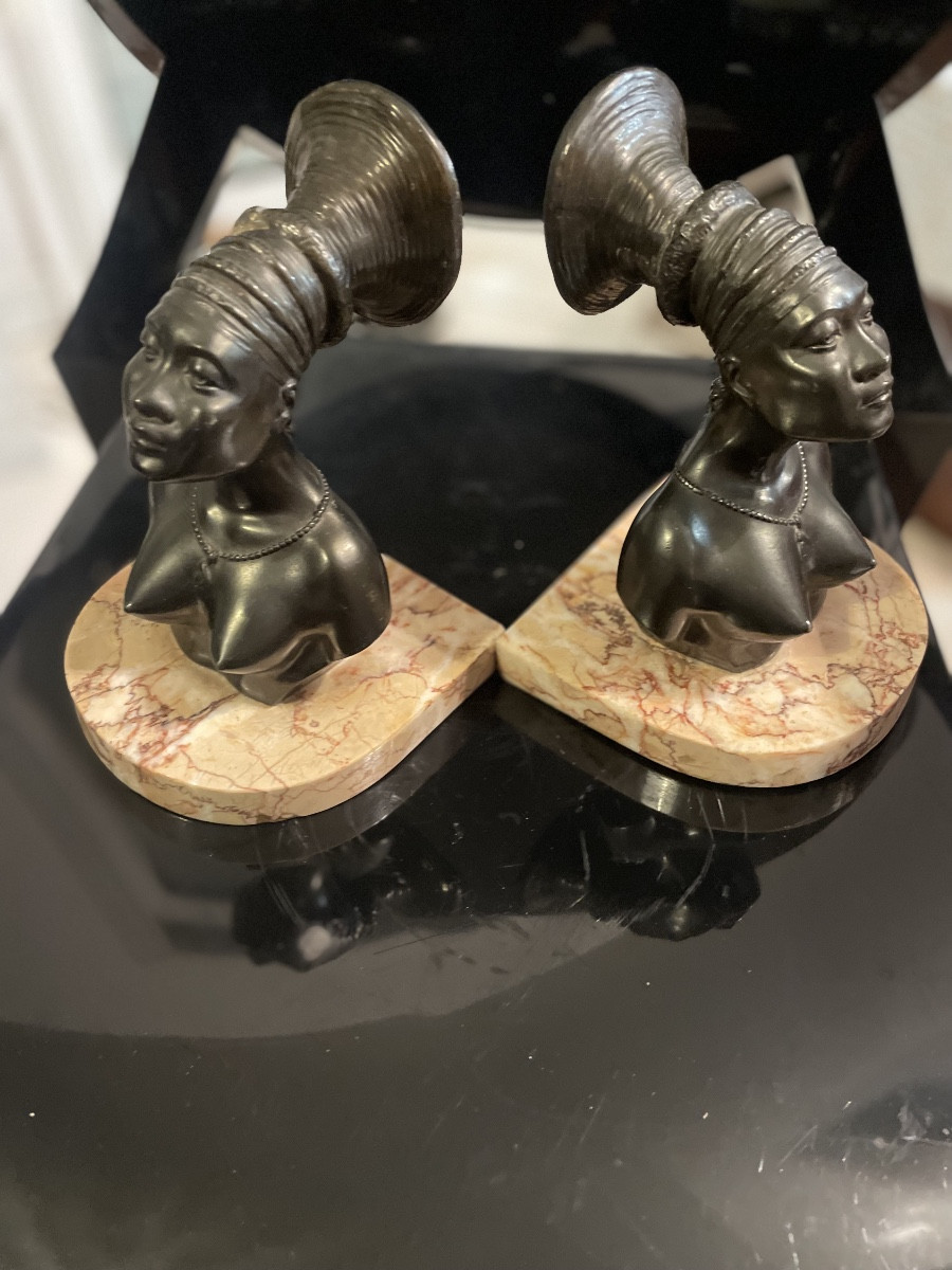 Serre livres femmes  africaines 