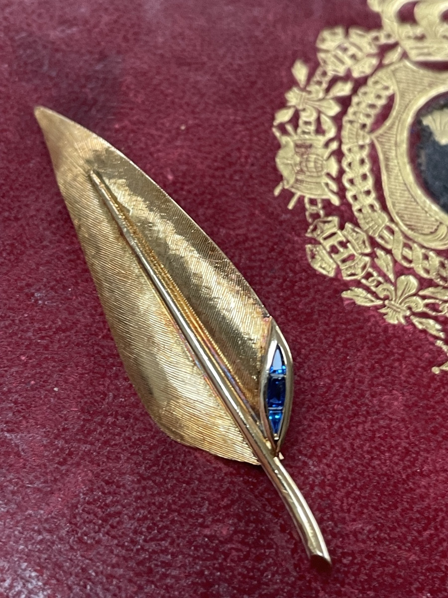 Broche feuille or et saphirs 