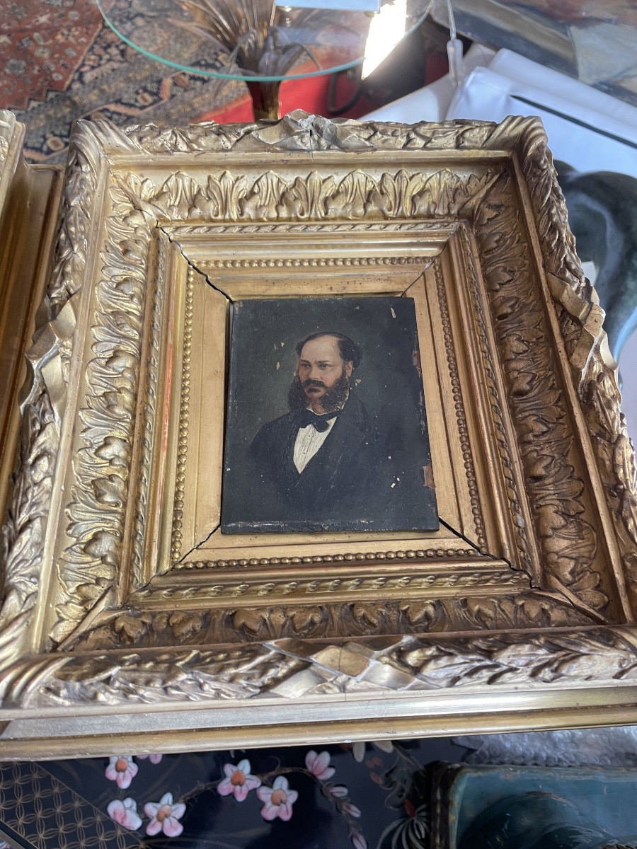 Paire de cadre dorés avec portraits -photo-2