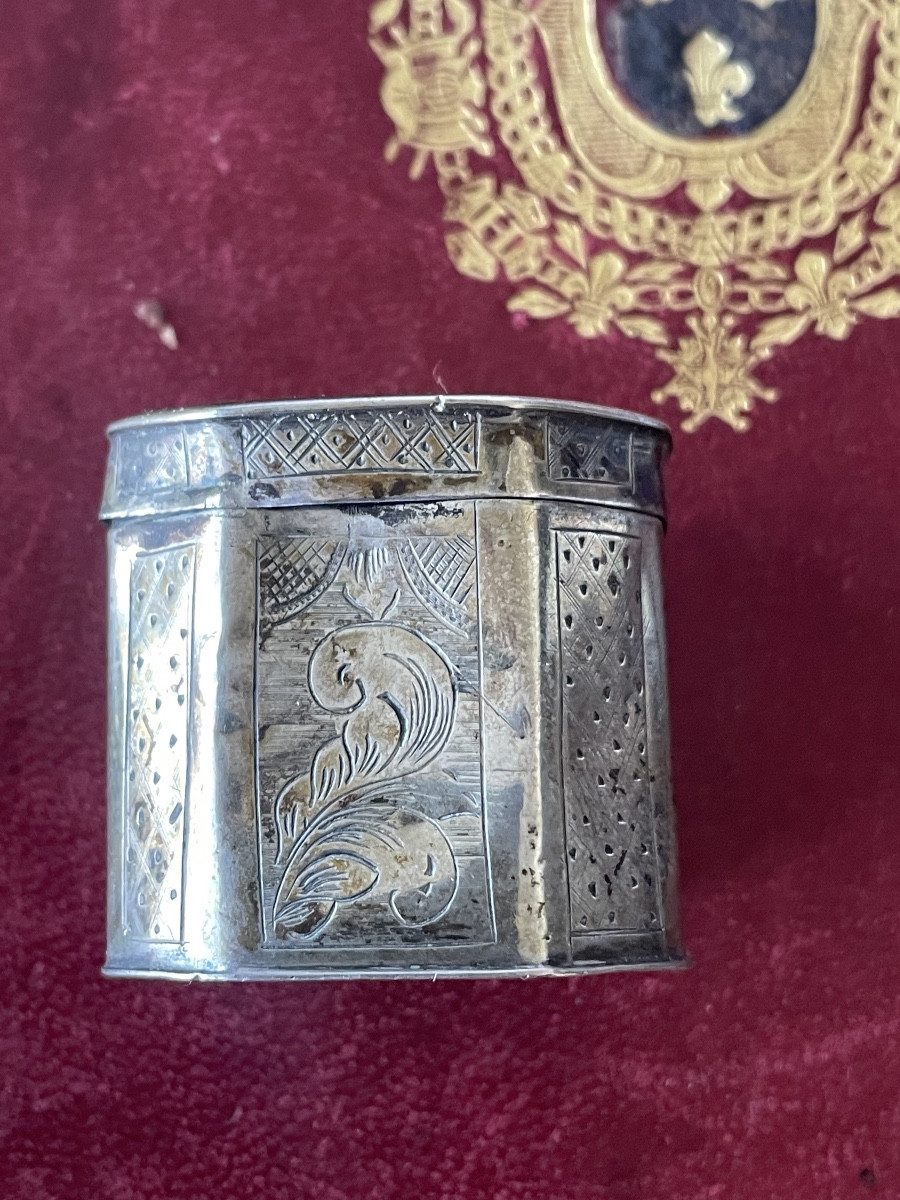 Petite boîte à pilules argent XVIII eme 
