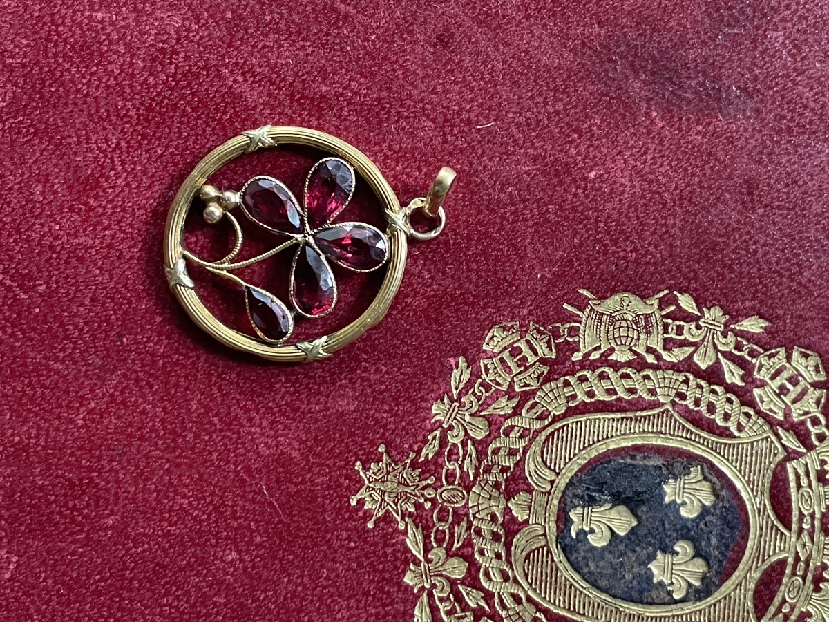 Gold Pendant Clover Garnet-photo-2