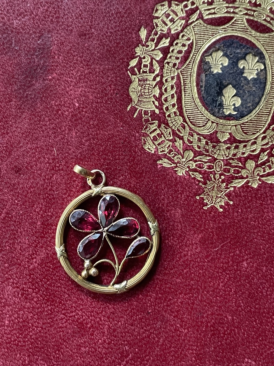 Gold Pendant Clover Garnet