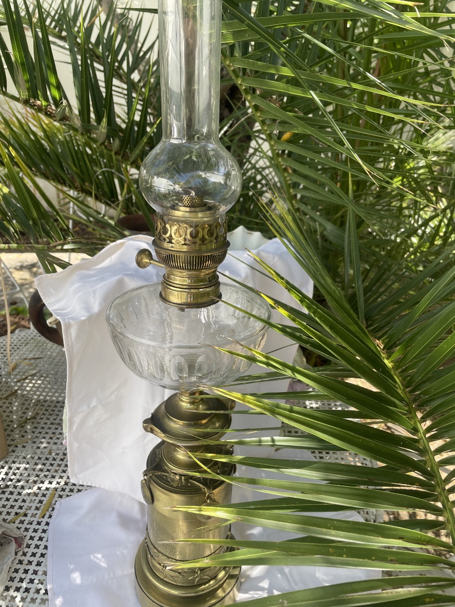 Lampe à pétrole aux médaillons 