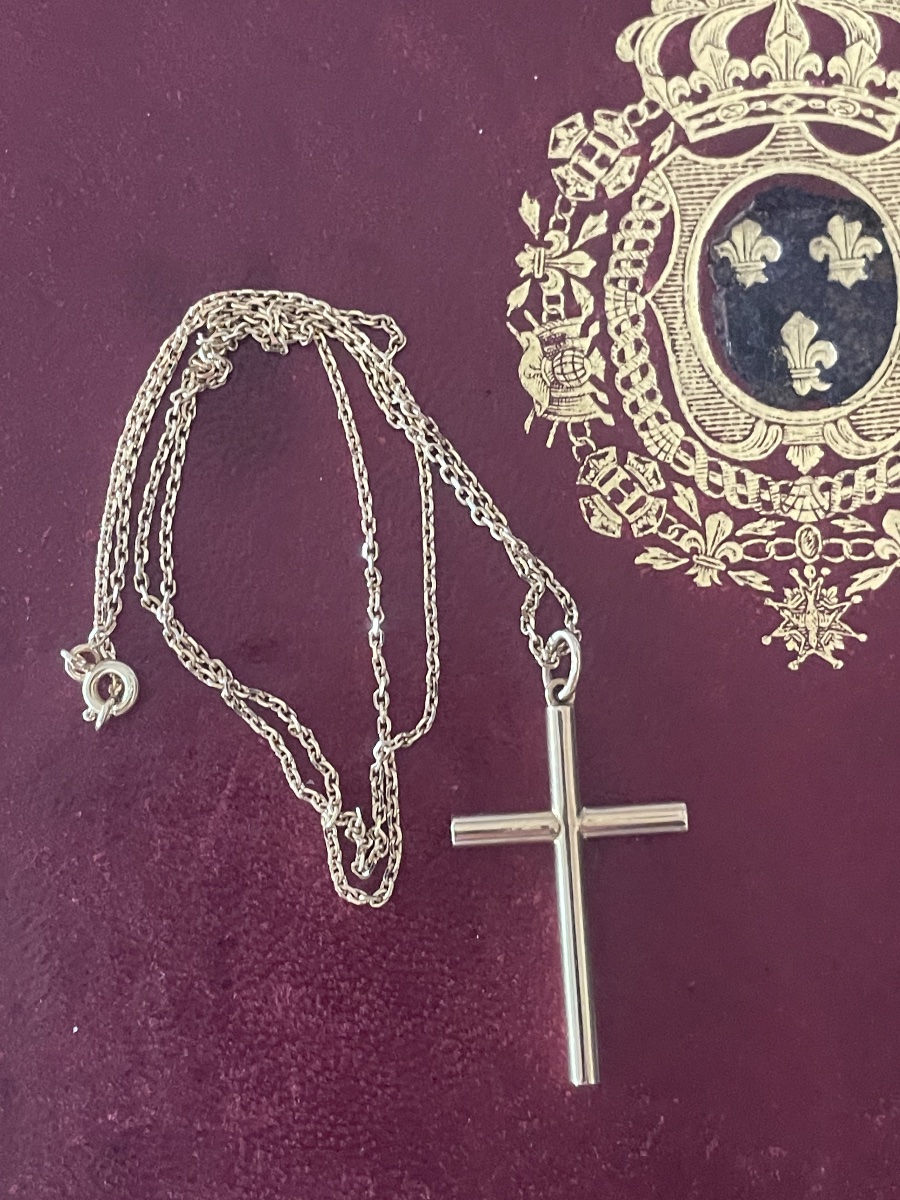 The Cross And Its Gold Chain -photo-2