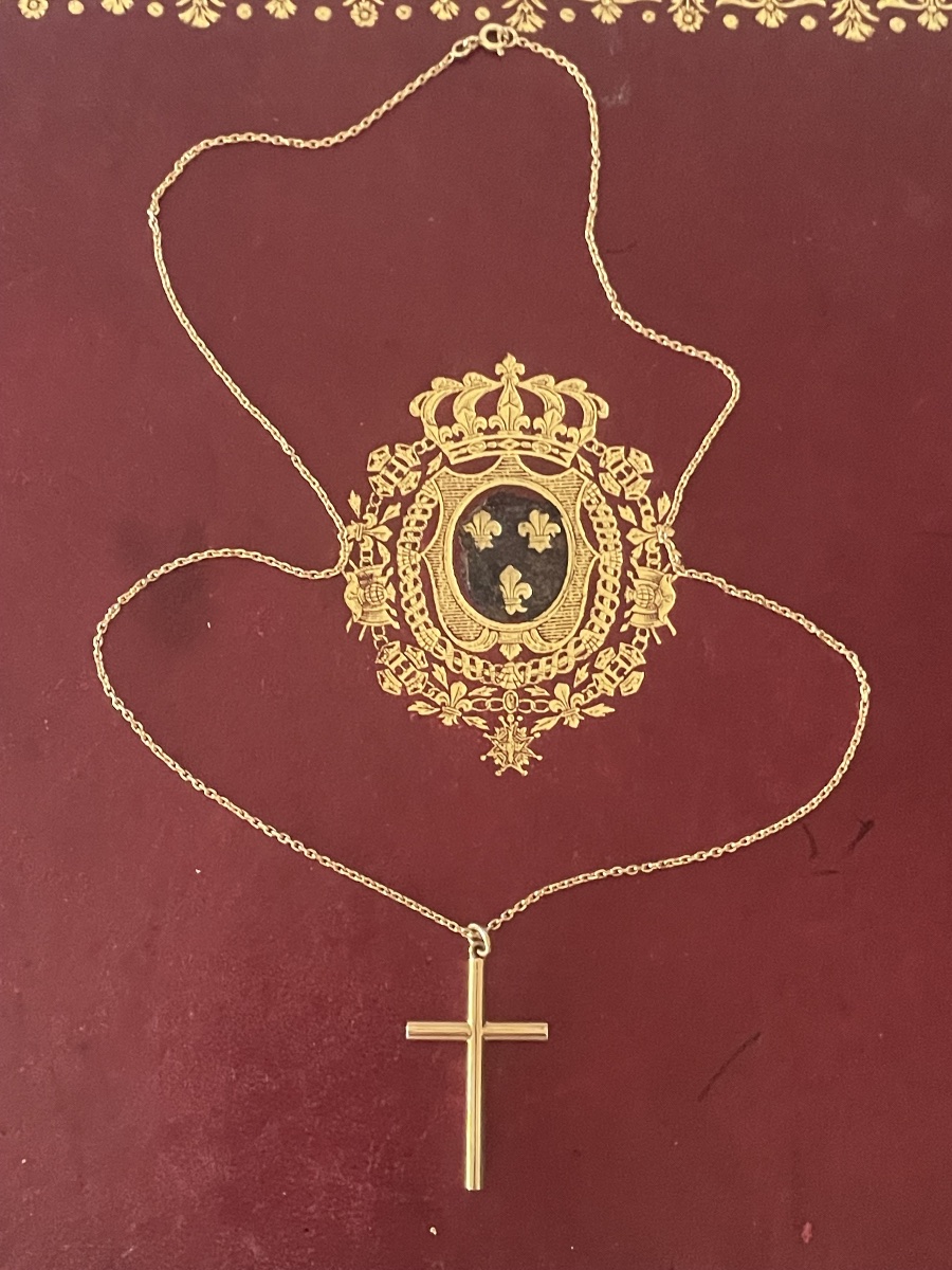 The Cross And Its Gold Chain -photo-3