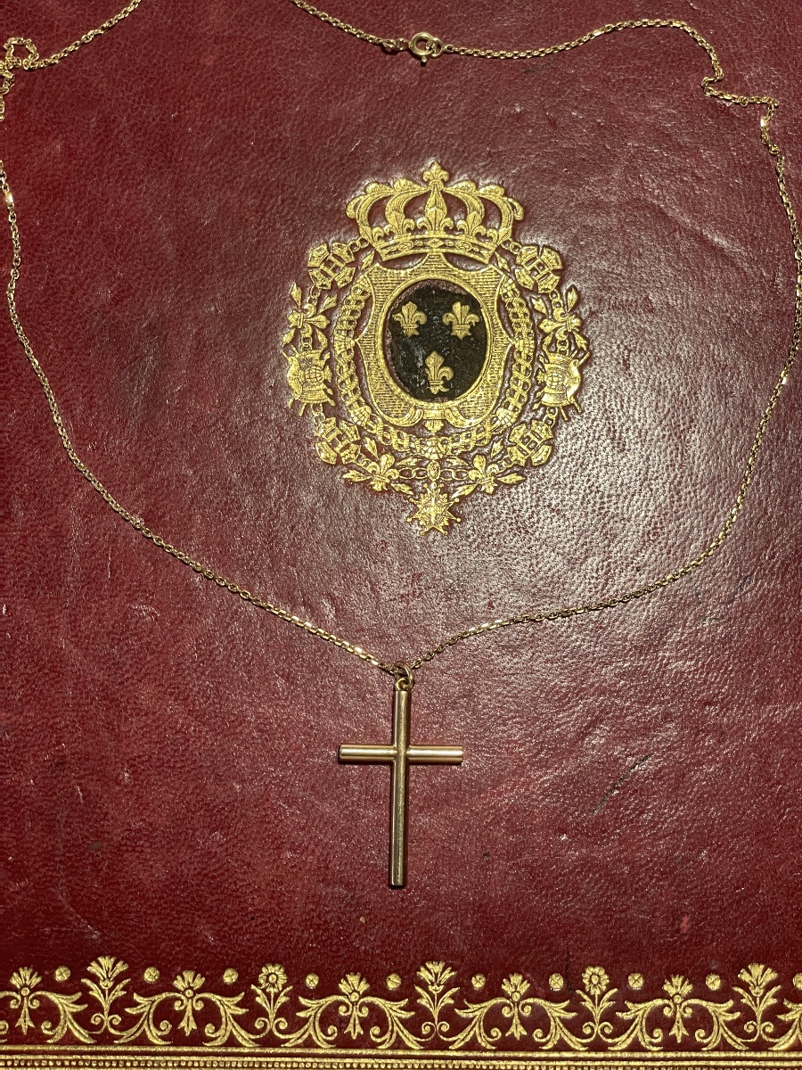 The Cross And Its Gold Chain -photo-1
