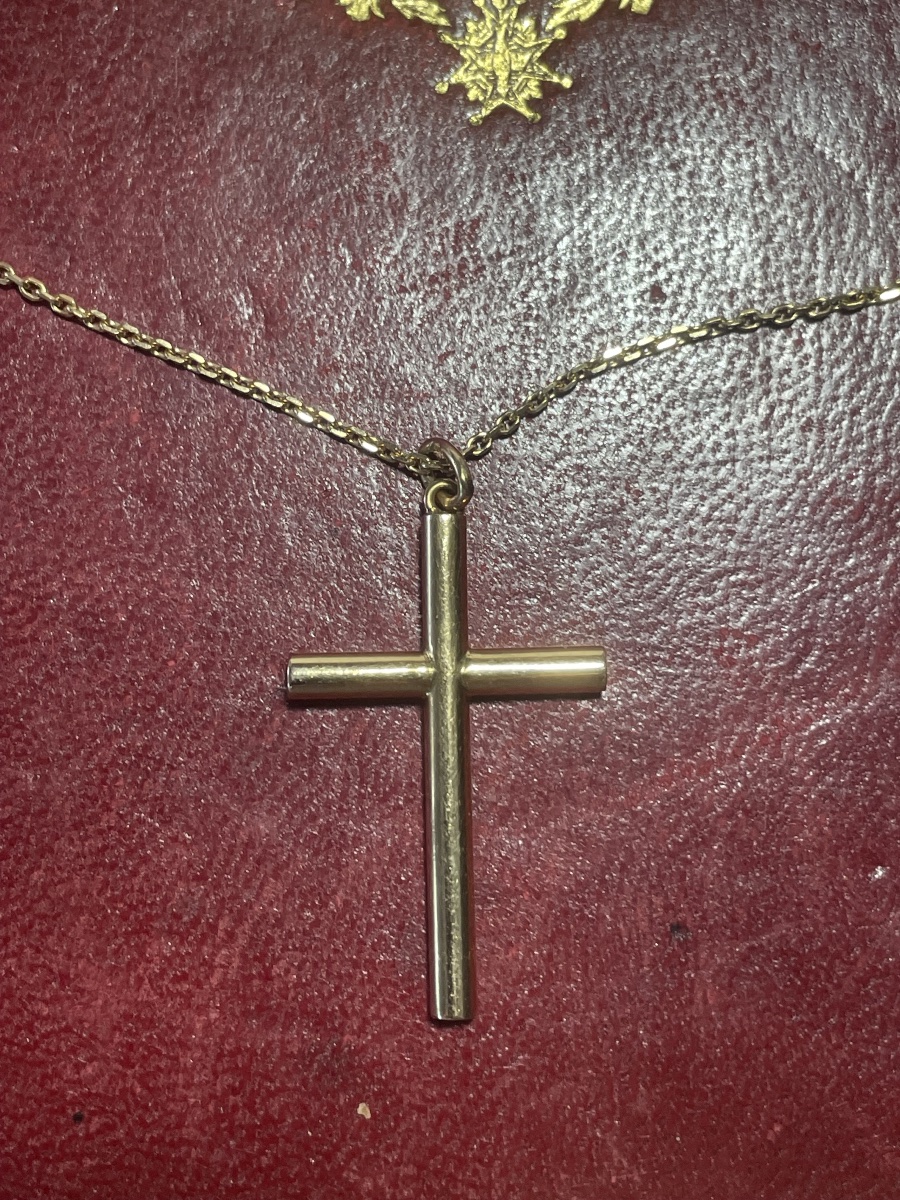 The Cross And Its Gold Chain -photo-2