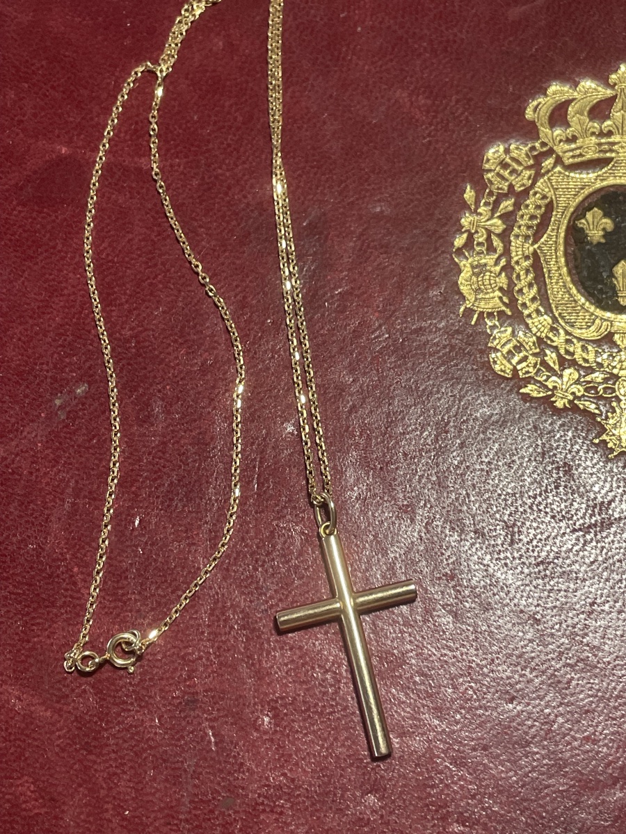 The Cross And Its Gold Chain -photo-3