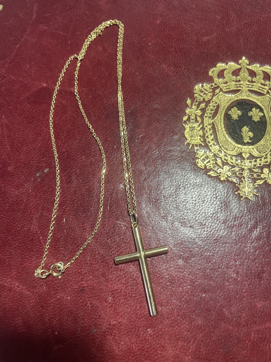 The Cross And Its Gold Chain -photo-4