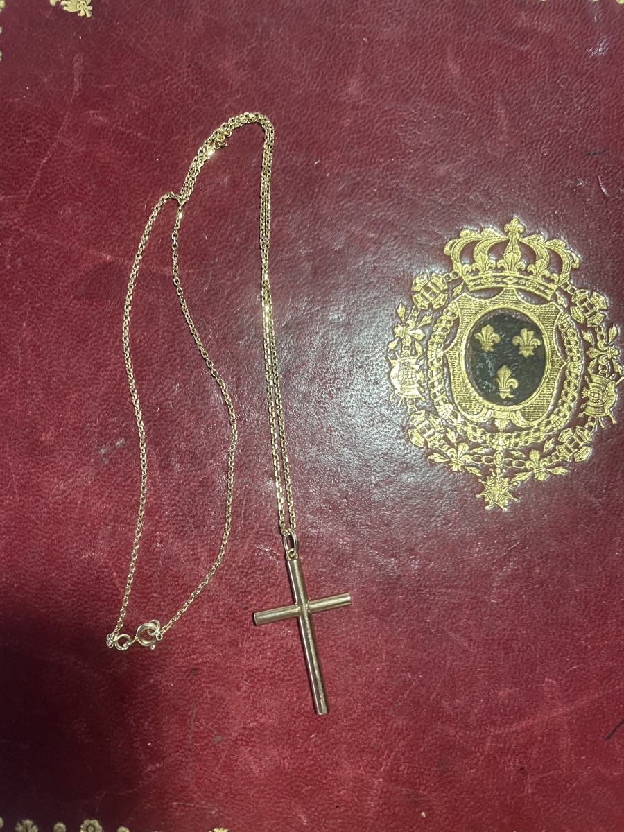 The Cross And Its Gold Chain -photo-5