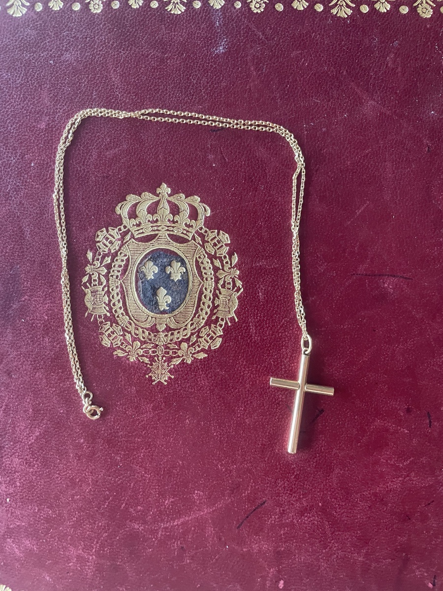 The Cross And Its Gold Chain -photo-7