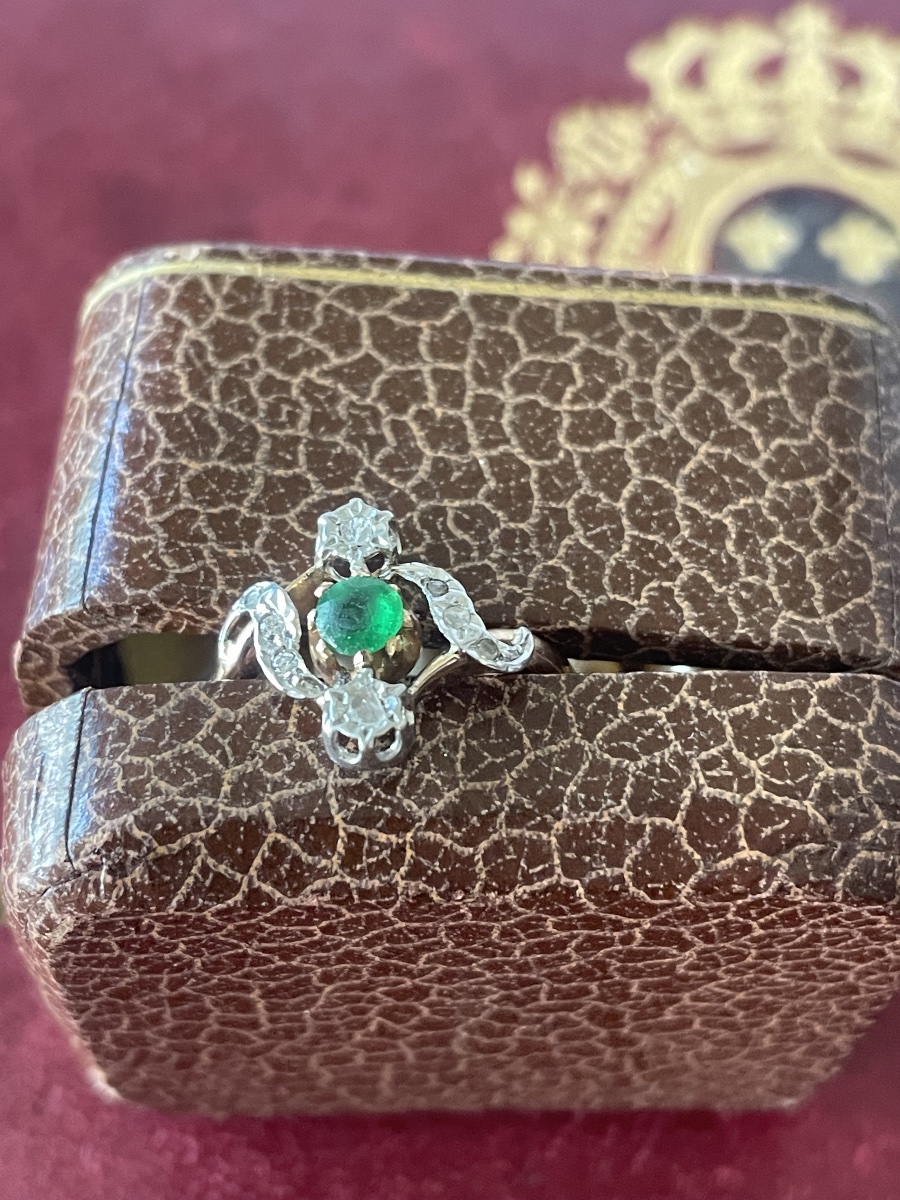 Rose Gold Ring With Diamonds And A Round Emerald -photo-2