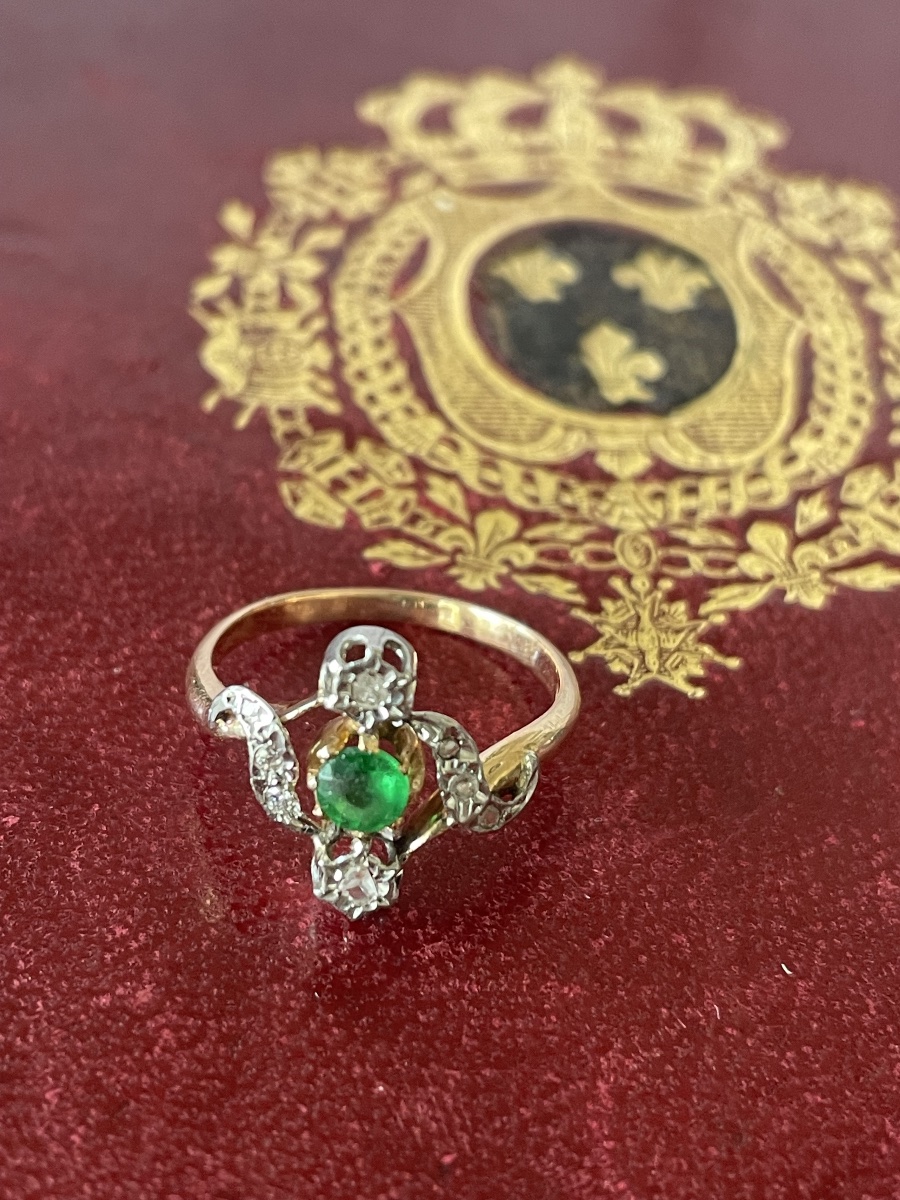 Rose Gold Ring With Diamonds And A Round Emerald 