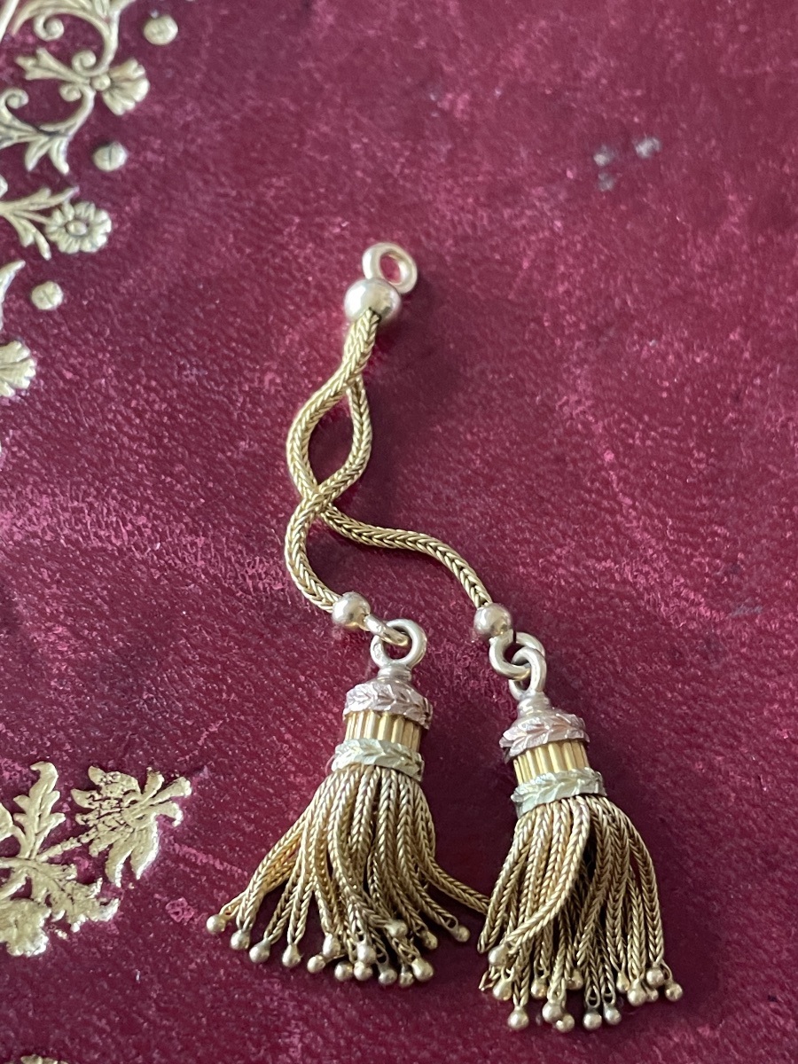 Pendentif or à deux pompons 