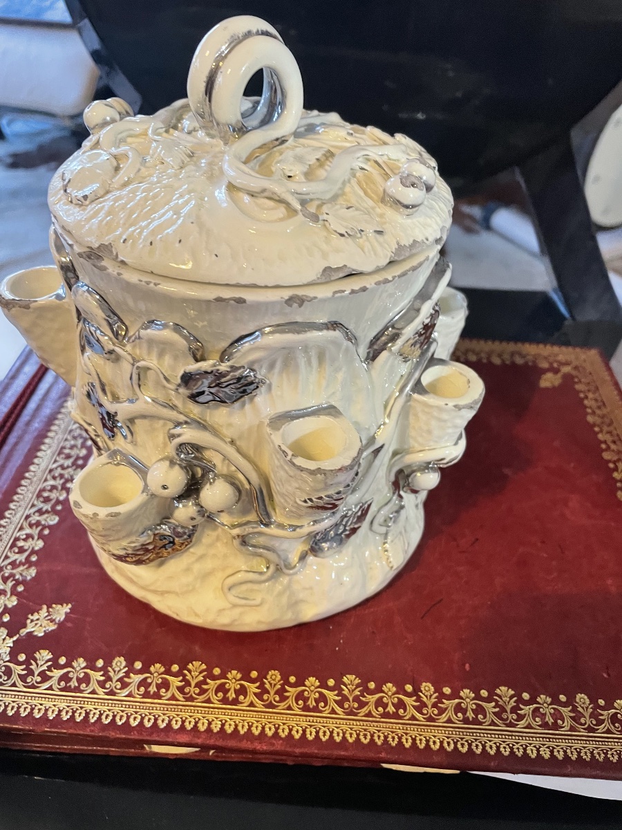 Pot à tabac et pipes en faïence de Langeais 