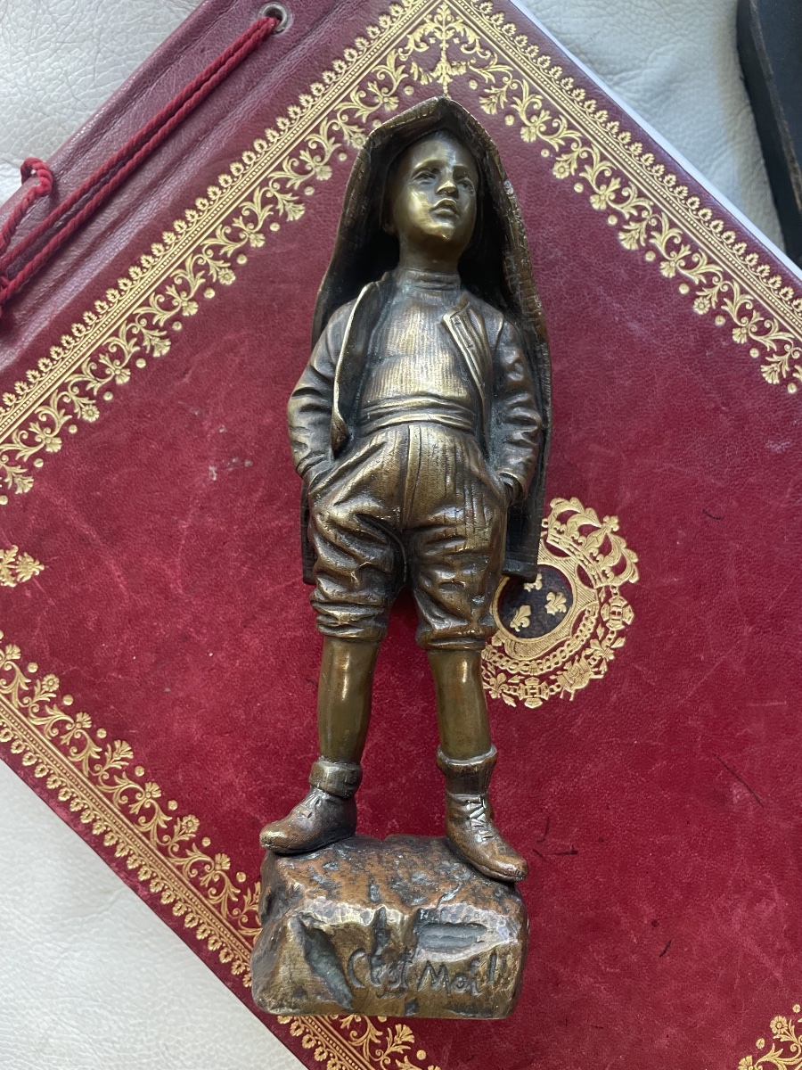 Bronze jeune homme au capuchon de Bastiane 