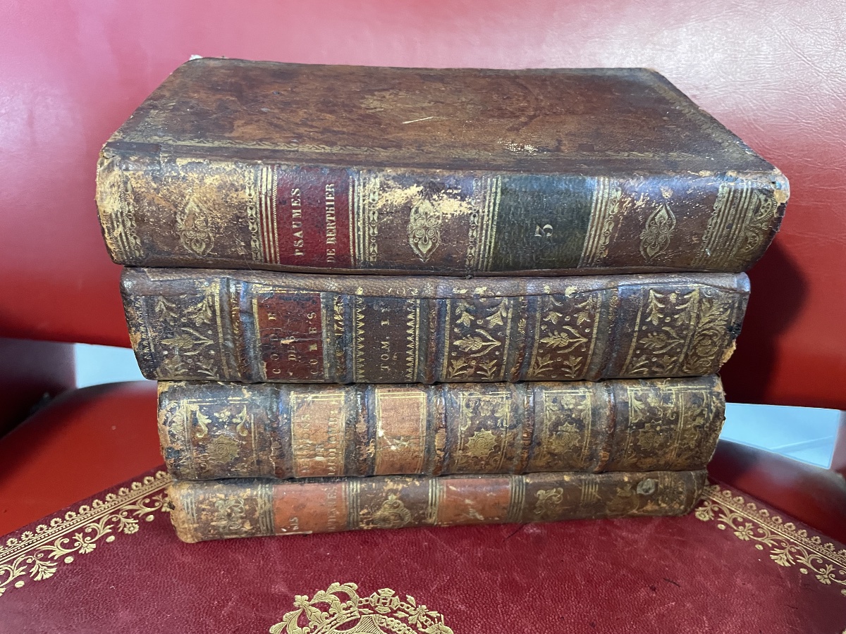 Cave à liqueur en trompe l’œil de livres 