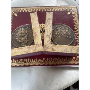 Paire de serres livres marbre et médailles bronzes 