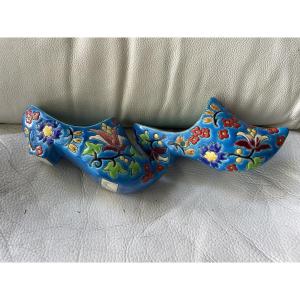 Paire de sabots en émaux de Longwy 