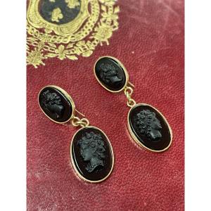 Paire de boucles d’oreilles or et cameé agate