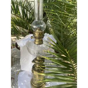 Lampe à pétrole aux médaillons