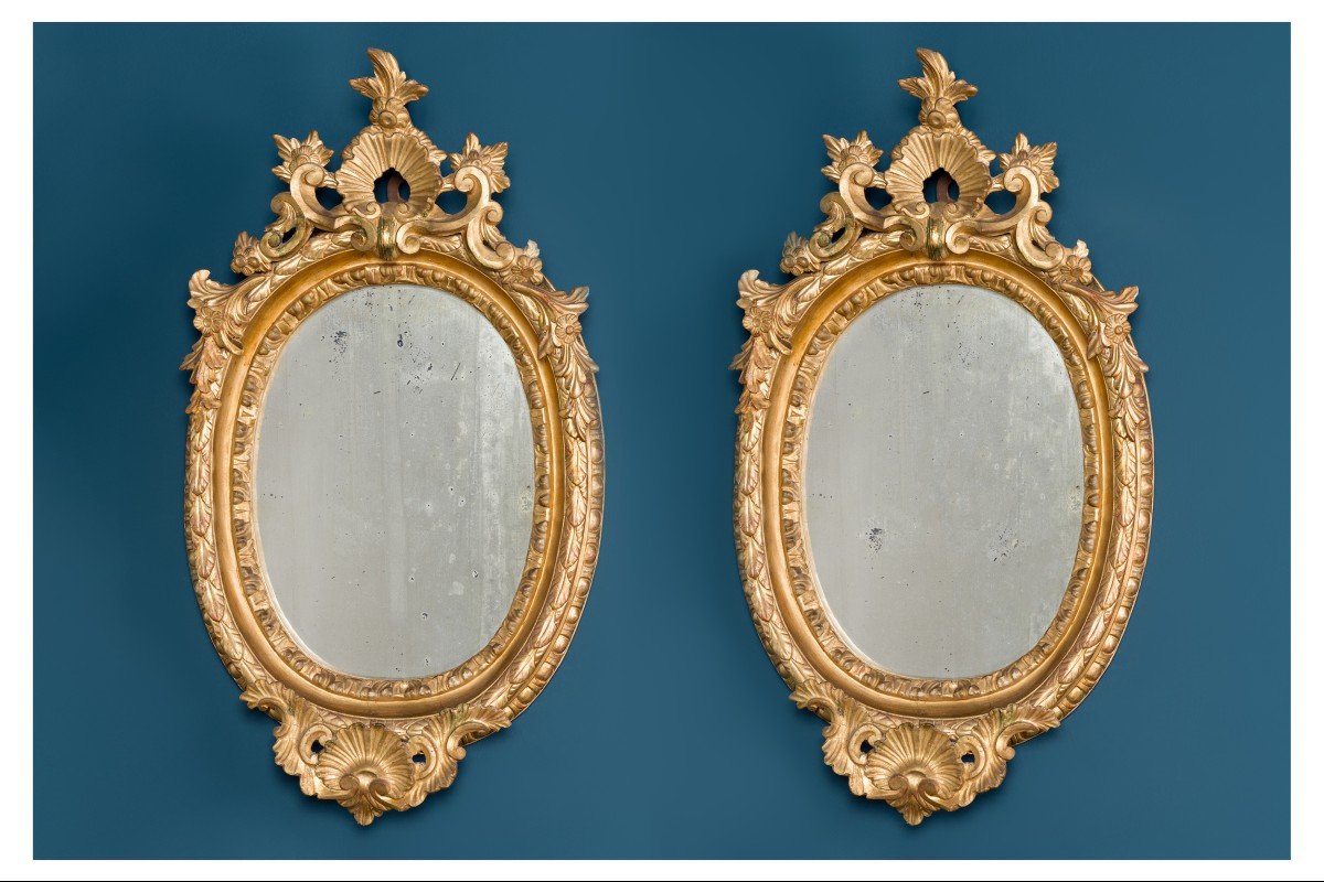 Paire de miroirs ovales en bois doré Napolitain XVIIIème 