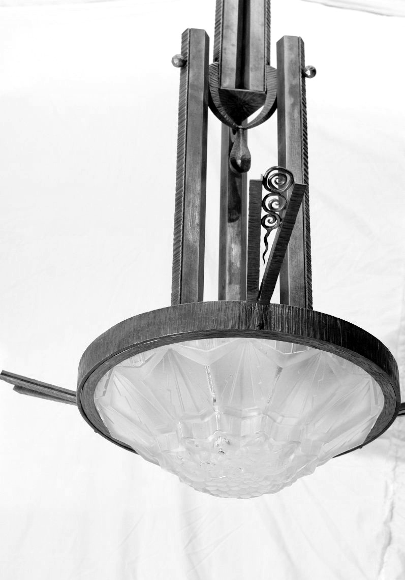 Lustre 1930 art déco fer martelé vasque verre opalescent genre Edgard Brandt-photo-3