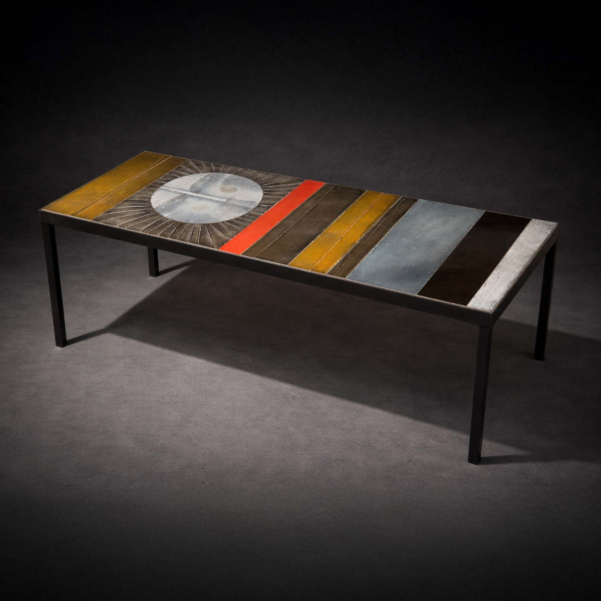 Roger Capron – Table basse “Soleil”, circa 1975 – céramique émaillée et structure métallique