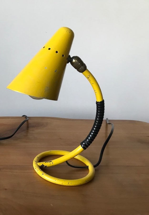 Une lampe de chevets jaunes années 50.