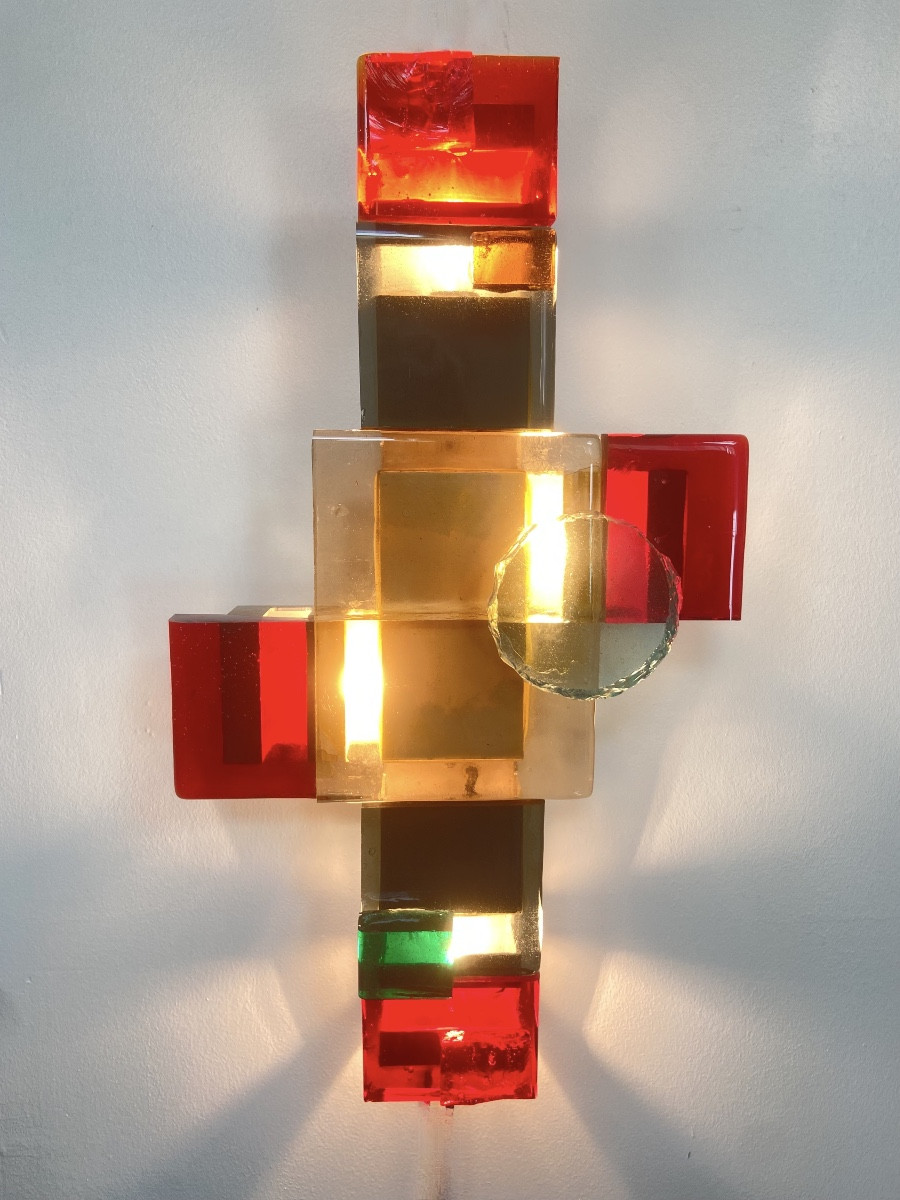 Sculpture lumineuse ou applique en verre coloré.