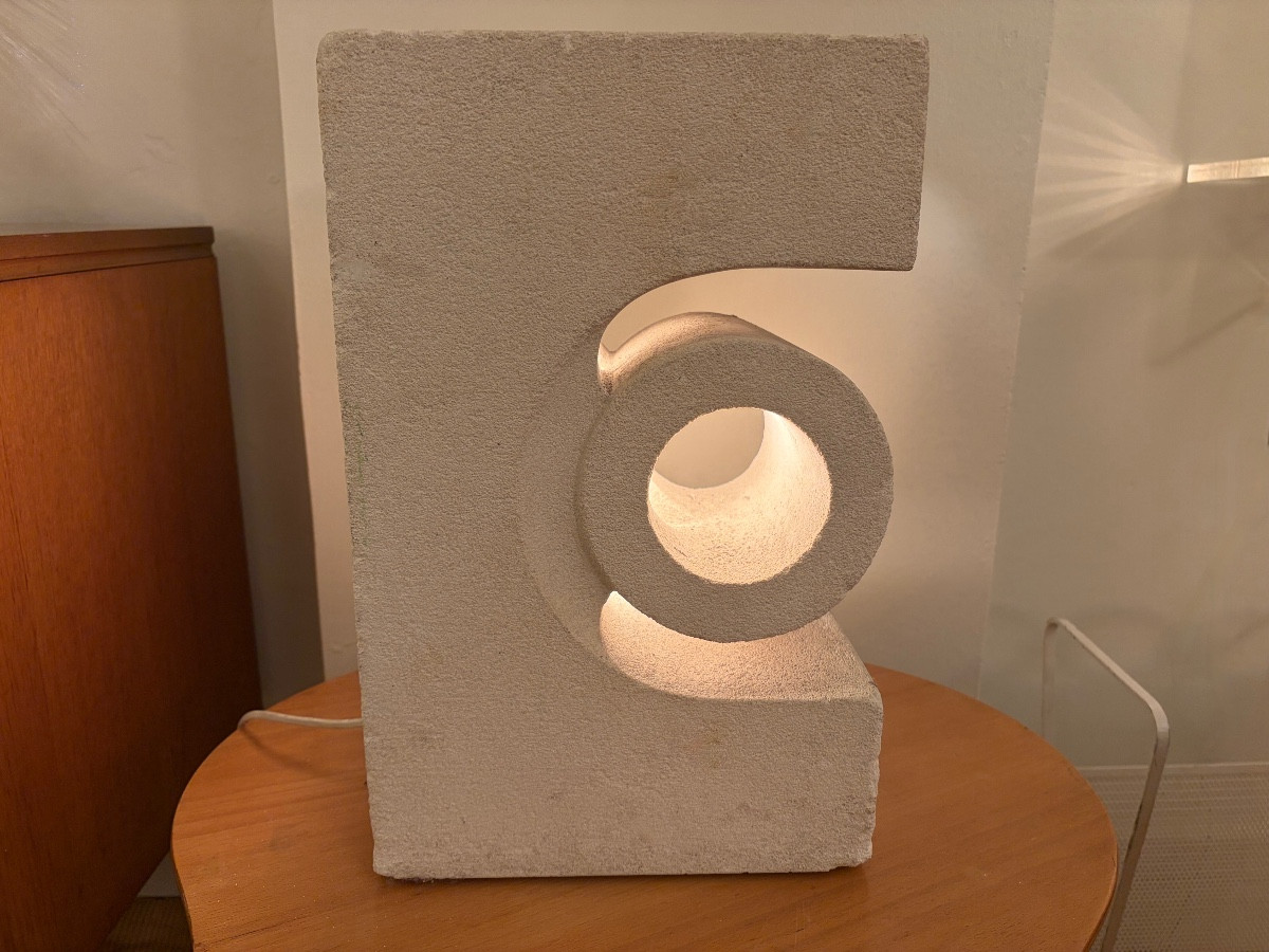 Sculpture lumineuse  par Albert Tormos en pierre naturelle, vers 1970.