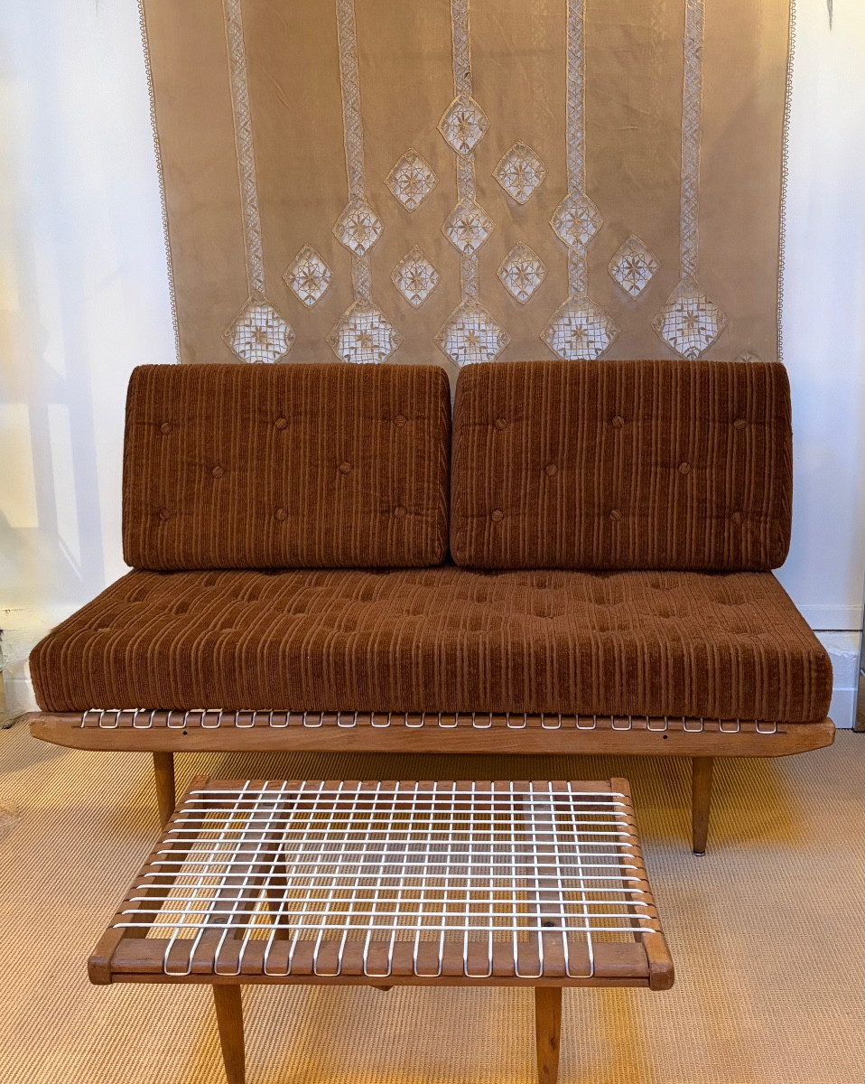 Banquette et table basse par Georges Tigien.