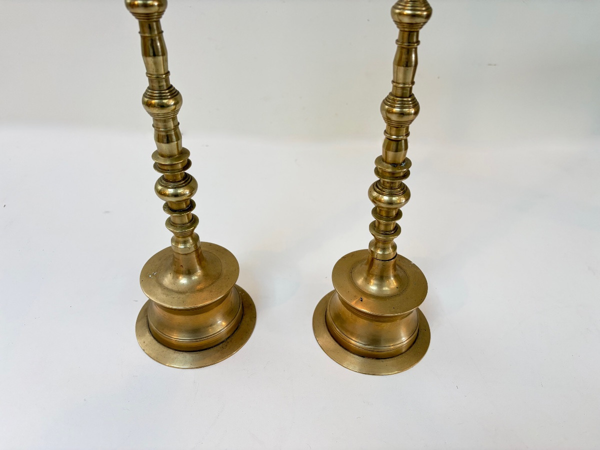 Paire de bougeoirs en laiton.-photo-2