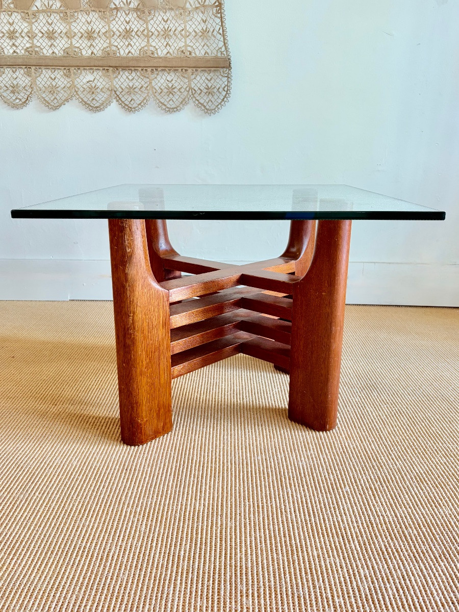 Table basse en bois massif sculpté et plateau en verre.-photo-2