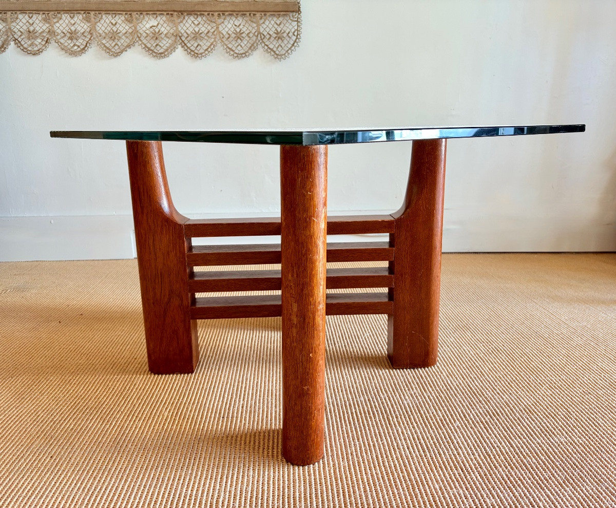 Table basse en bois massif sculpté et plateau en verre.-photo-3