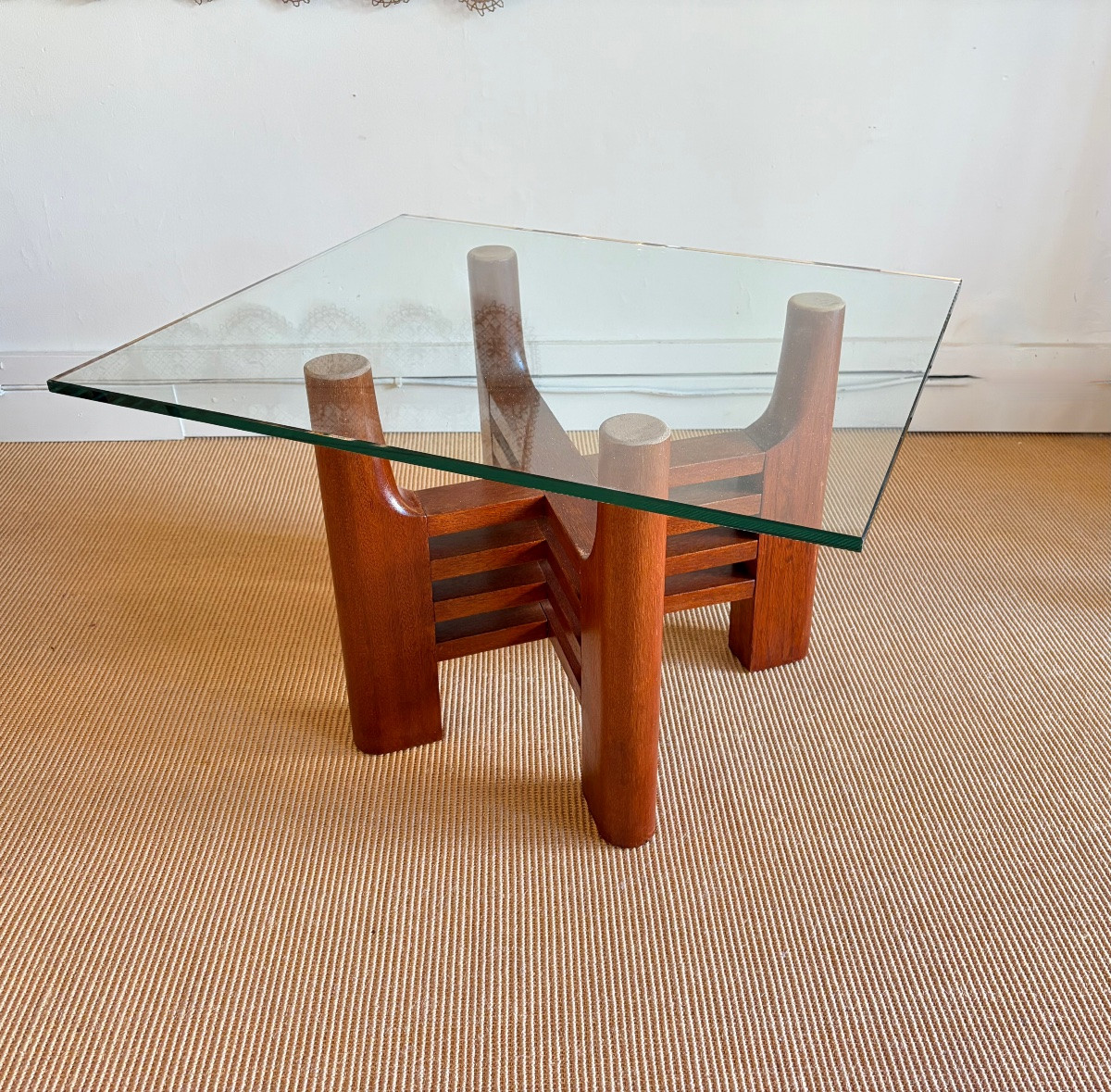 Table basse en bois massif sculpté et plateau en verre.-photo-1