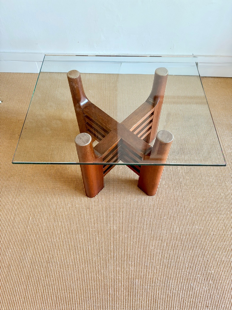 Table basse en bois massif sculpté et plateau en verre.-photo-2