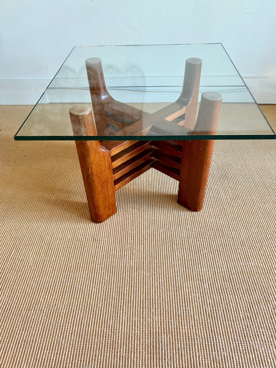 Table basse en bois massif sculpté et plateau en verre.-photo-5