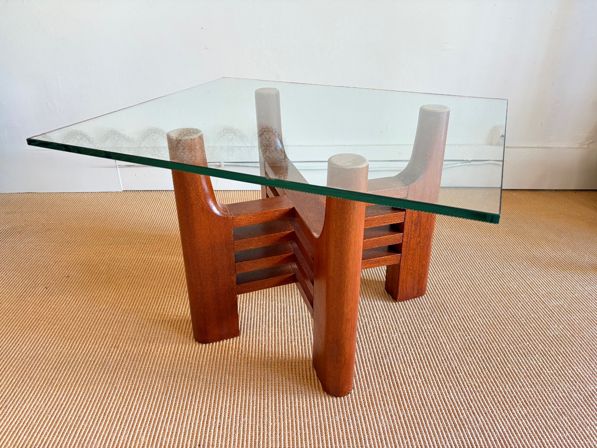 Table basse en bois massif sculpté et plateau en verre.