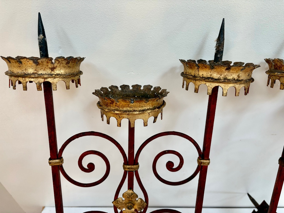 Paire d'Appliques en pique-cierges en fer forgé teintées rouge et doré.-photo-3