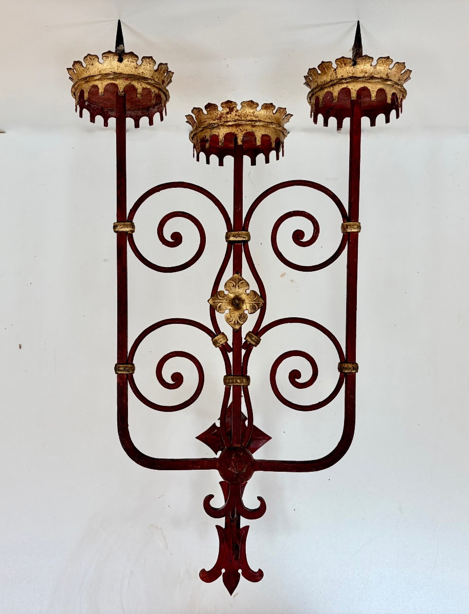 Paire d'Appliques en pique-cierges en fer forgé teintées rouge et doré.-photo-4