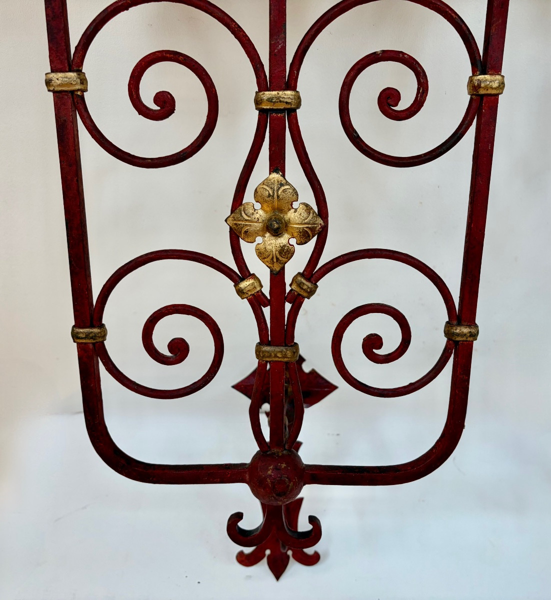 Paire d'Appliques en pique-cierges en fer forgé teintées rouge et doré.-photo-2
