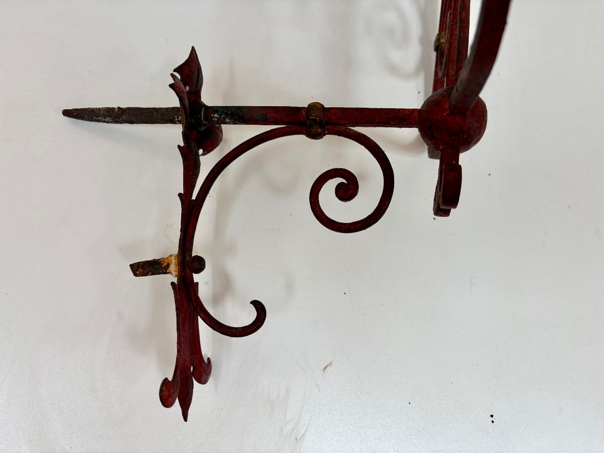 Paire d'Appliques en pique-cierges en fer forgé teintées rouge et doré.-photo-4
