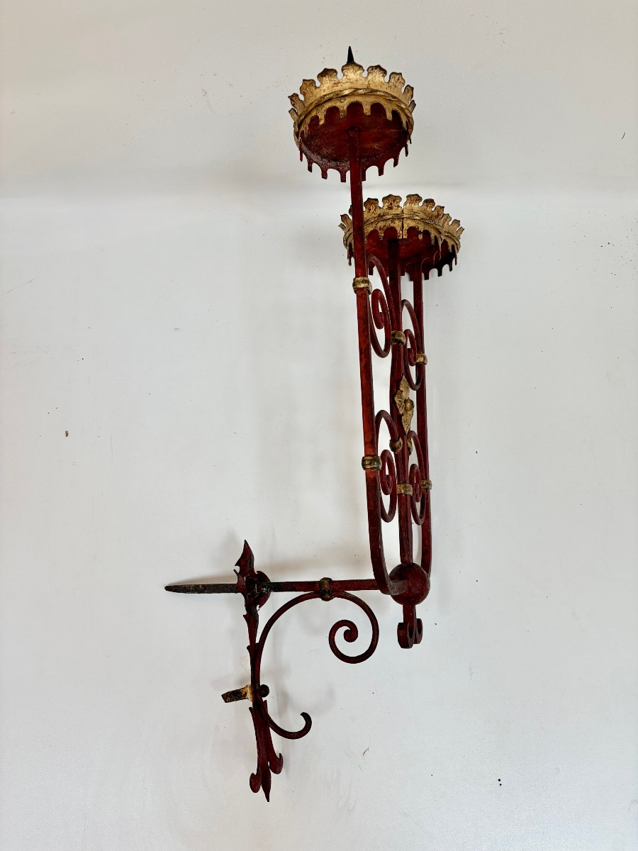 Paire d'Appliques en pique-cierges en fer forgé teintées rouge et doré.-photo-5