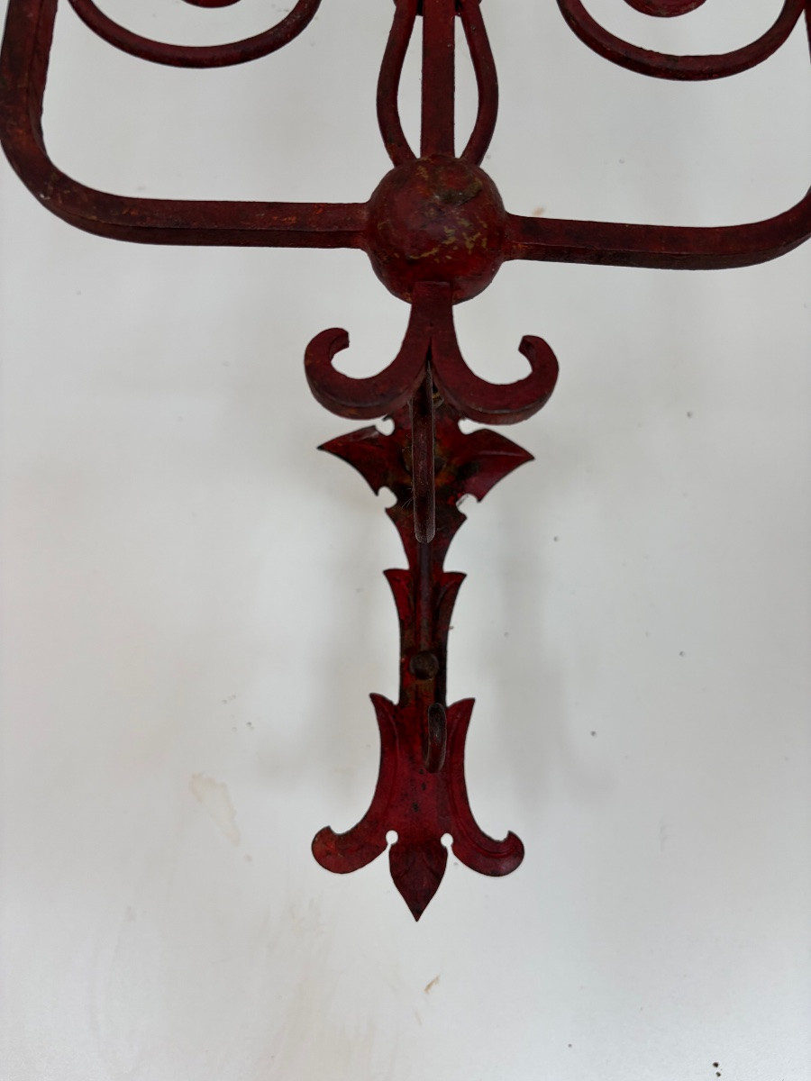 Paire d'Appliques en pique-cierges en fer forgé teintées rouge et doré.-photo-7