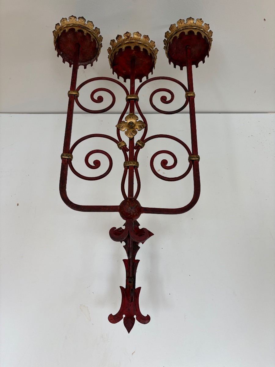 Paire d'Appliques en pique-cierges en fer forgé teintées rouge et doré.-photo-8